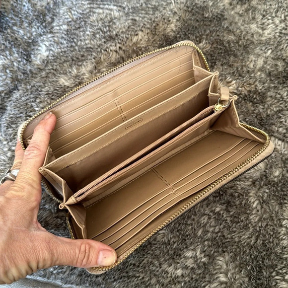 Coach textured leather metallic wallet - Picture 6 of 7